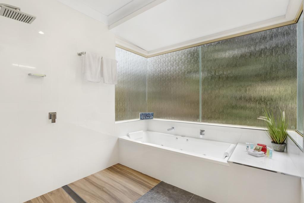 Seven Mile Beach Holiday Park Gerroa Room photo